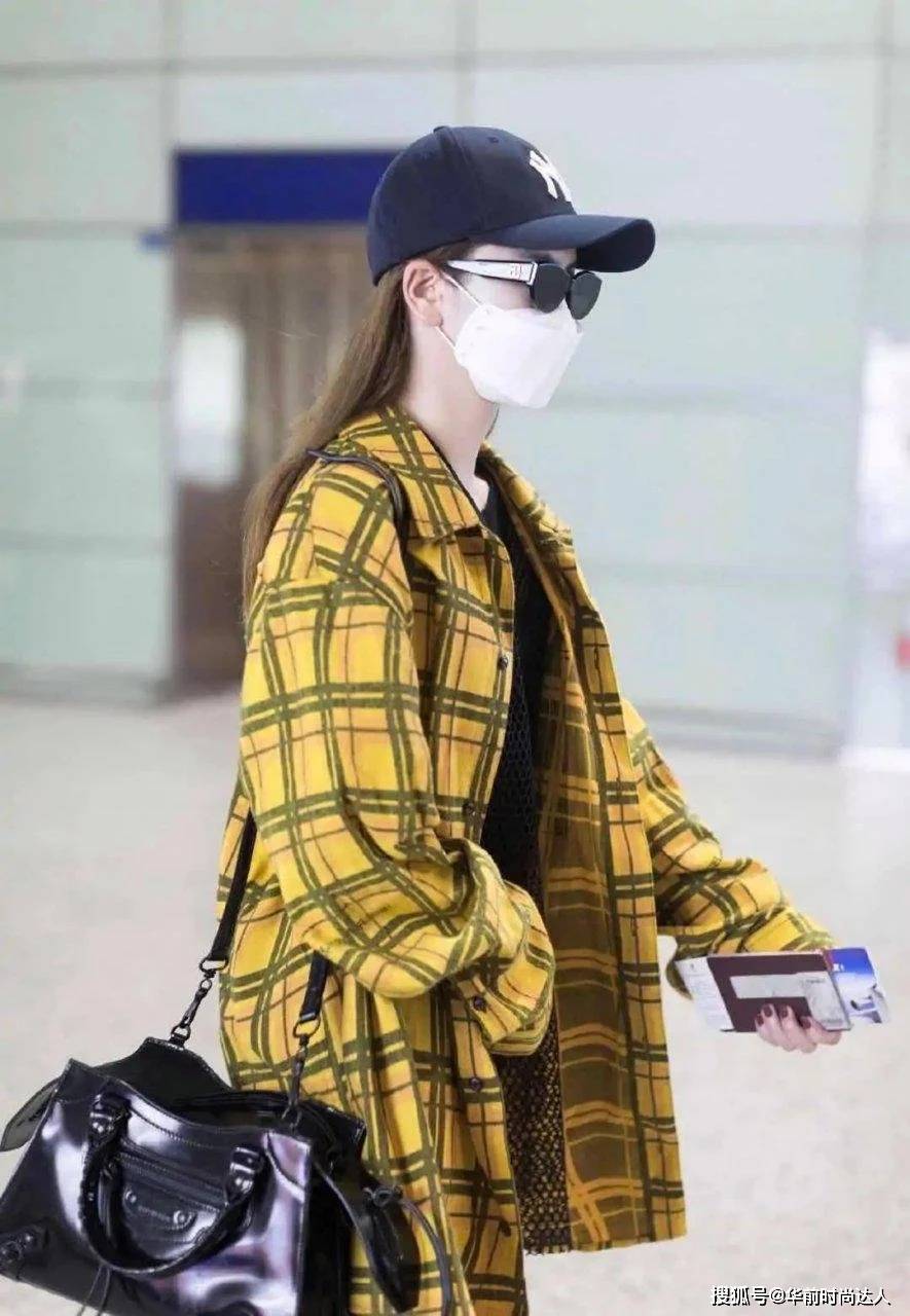 辣妈 戚薇不愧是会穿衣的辣妈,黄色格纹衬衫随性悠闲,配短靴霸气十足