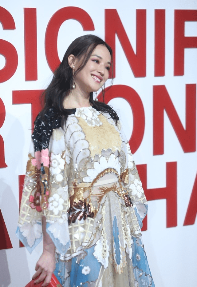 对比色 舒淇仗着自己长得好看就随便穿衣服，这桌布裙，却穿出了复古感