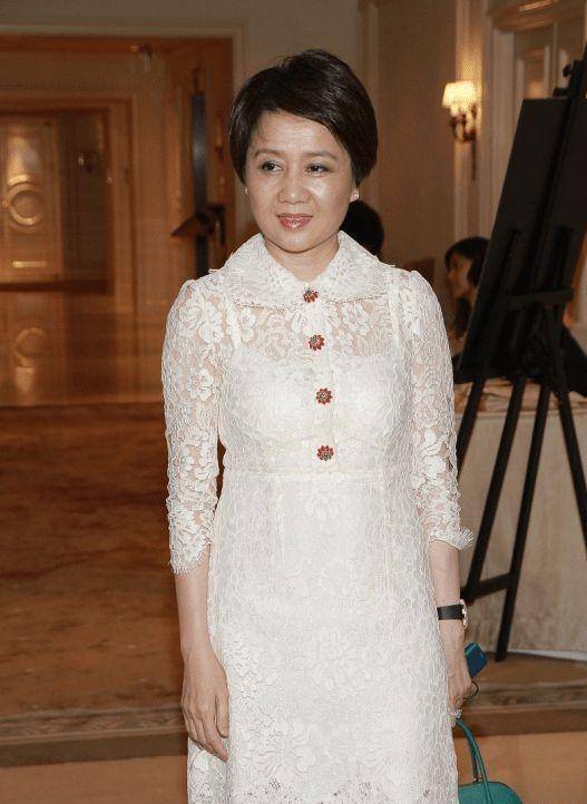 黑色 赌王四太梁安琪终于不扮嫩,认真穿小香风连衣裙,气场很难被超越