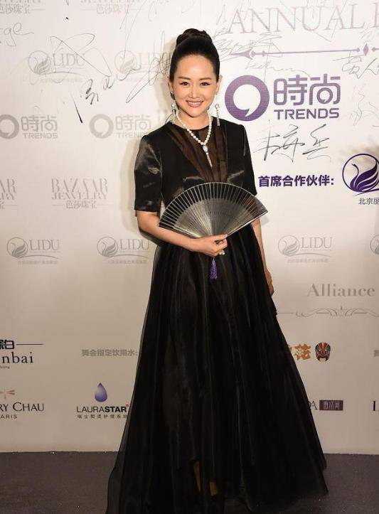 方面 王志飞老婆身材高挑挺有气质，穿黑裙配珍珠链，阔太气息扑面而来