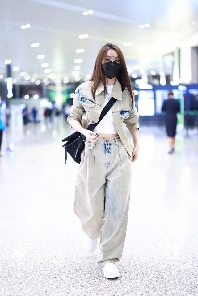 颜色 李菲儿真洋气，牛仔套装+露脐秀身材，这魅力不愧是黄晓明前女友
