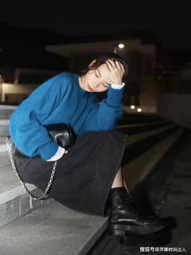毛衣 不要再穿运动鞋了，今年更流行马丁靴，怎样穿都很时髦！