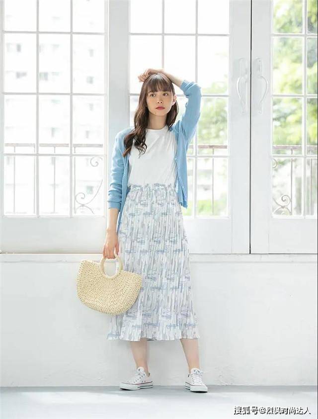层次感 40岁女人裙子不要穿太短，今年流行这2款半长裙，优雅时髦又减龄