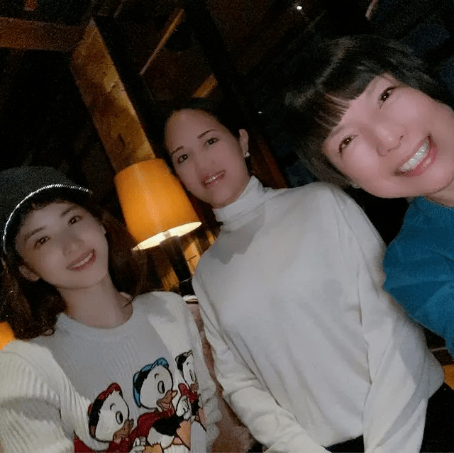 章泽天 章泽天近照曝光!穿紧身裤参加朋友生日会,合影秀翘臀抢主角风头