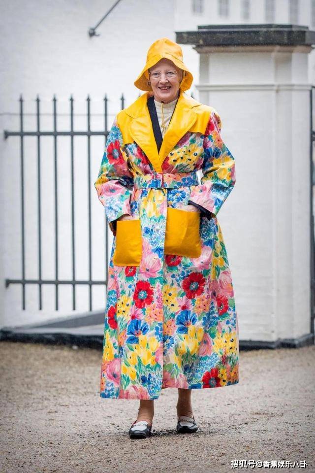 英国皇室 81岁还抹甲油吃热狗？公主心不灭的丹麦女王，才是真正少女模样