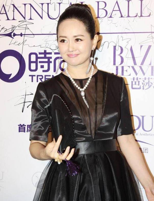 方面 王志飞老婆身材高挑挺有气质，穿黑裙配珍珠链，阔太气息扑面而来