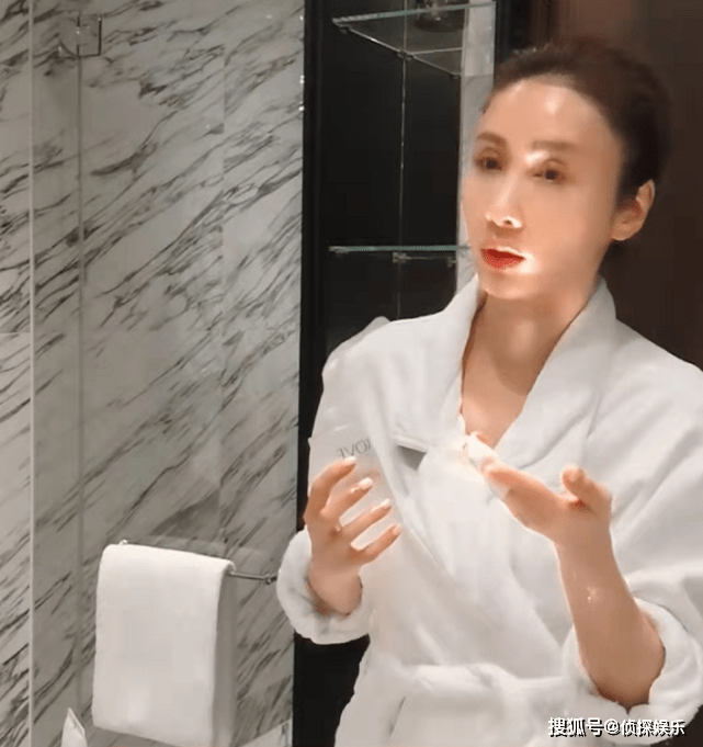 自律岁月不败美人！50岁黎姿在线卸妆，素颜出镜皮肤紧致冻龄肌抢镜