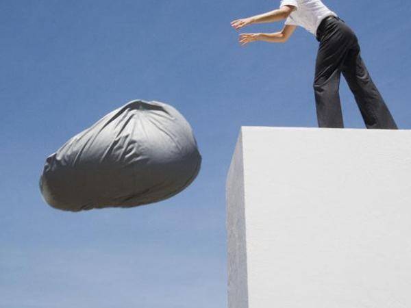 鸡蛋、易拉罐等看起来不起眼的小东西,从高空落下,会带来难以想象的破