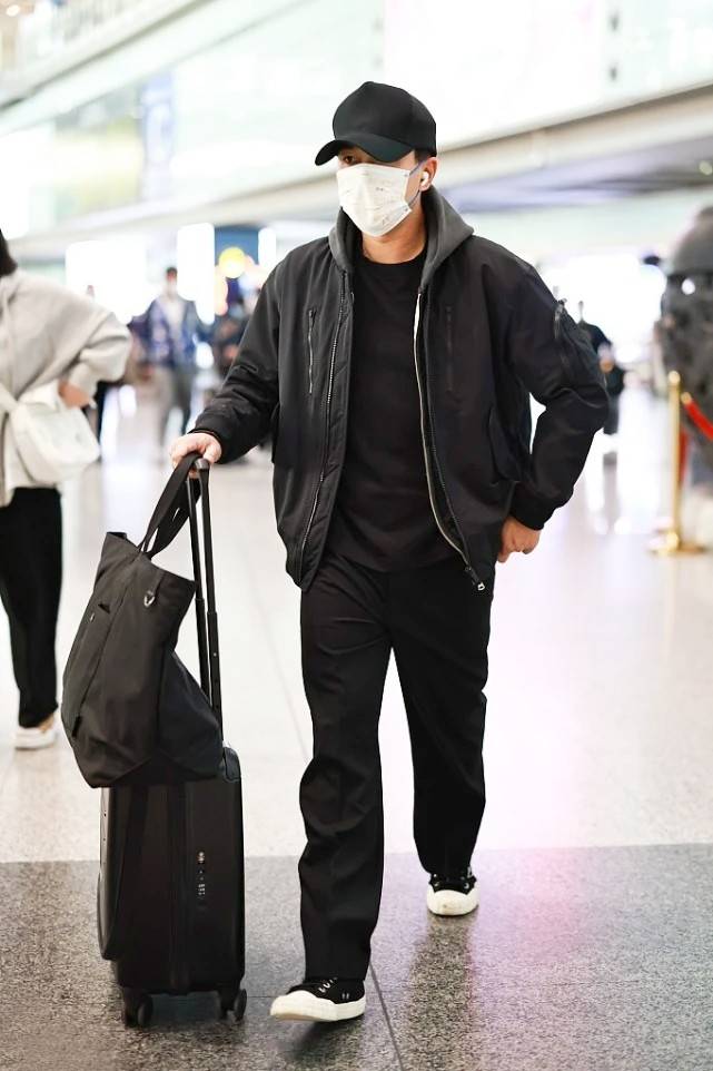 刘恺威气质真好,穿"一身黑"还很活力,47岁看着也像"小鲜肉"