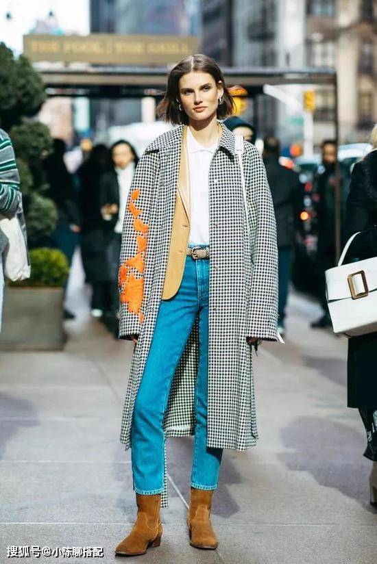大衣 秋天“大衣+短靴”，不显老不扮嫩，这才是中年女人该有的打扮
