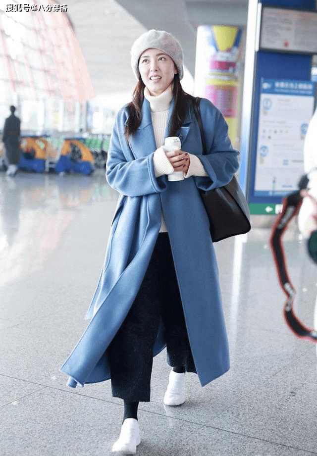 身姿 曾黎45岁又怎样，一袭斜肩连衣裙勾勒曼妙身姿，这气质远超同龄人