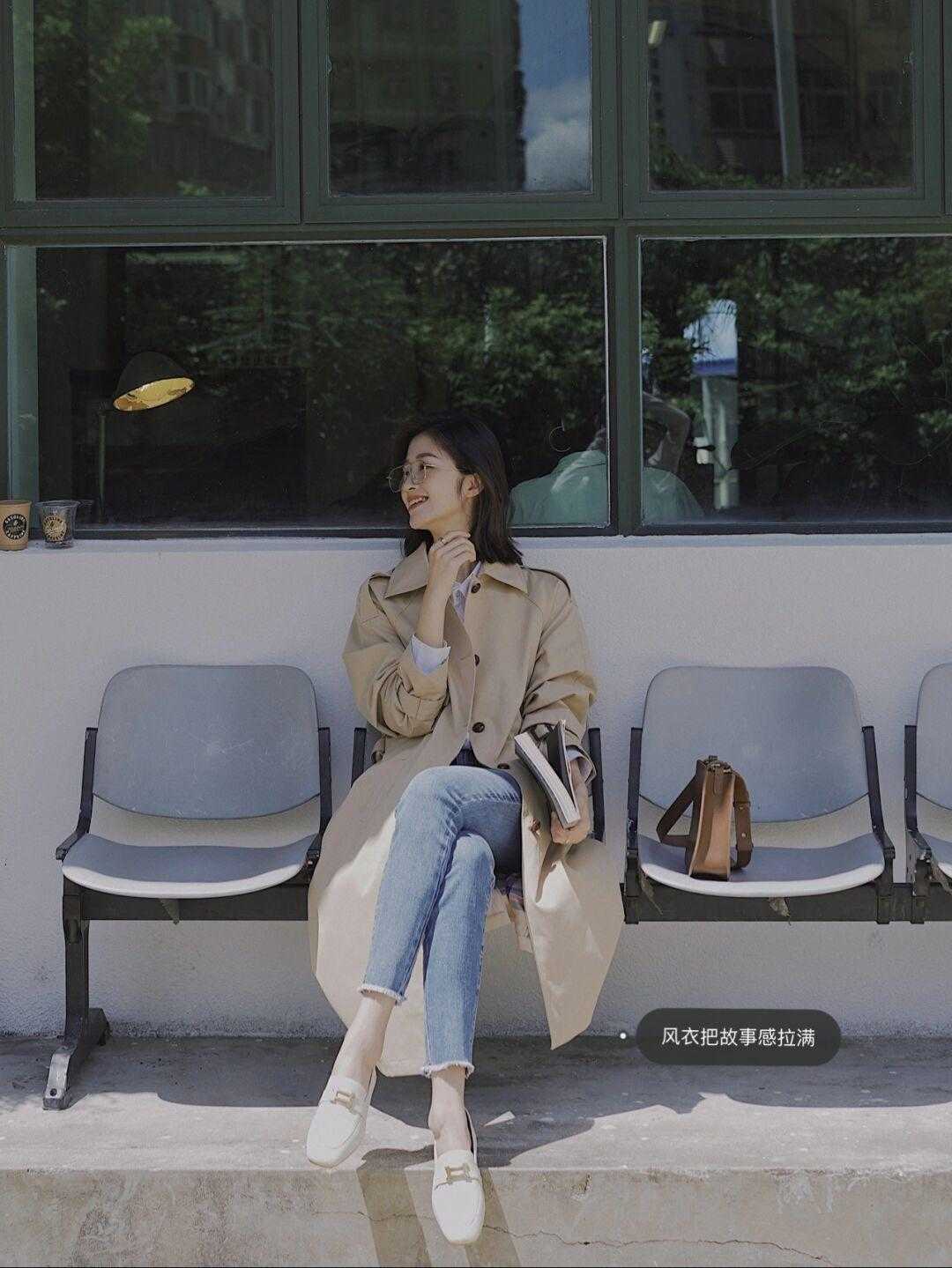 是属于 秋冬季节，“风衣”怎么穿才高级？搭配针织衫保暖舒适又有气场