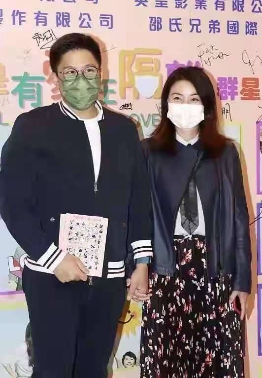 休闲风 真羡慕郭晶晶！霍启刚不摆豪门架子，穿休闲装带女儿为老婆买珠宝