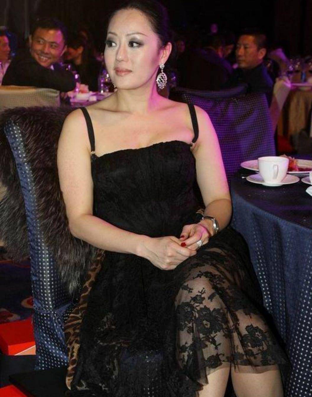 傲人 章小蕙简直就是人间尤物,穿黑色吊带裙亮相,尽显傲人身材