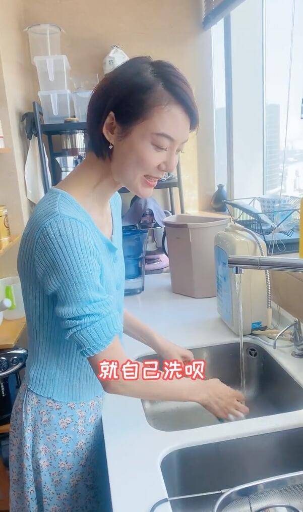 曲线美 车晓还是增点肥吧，穿针织衫身材仍平坦，虽时尚但瘦得少了女人味