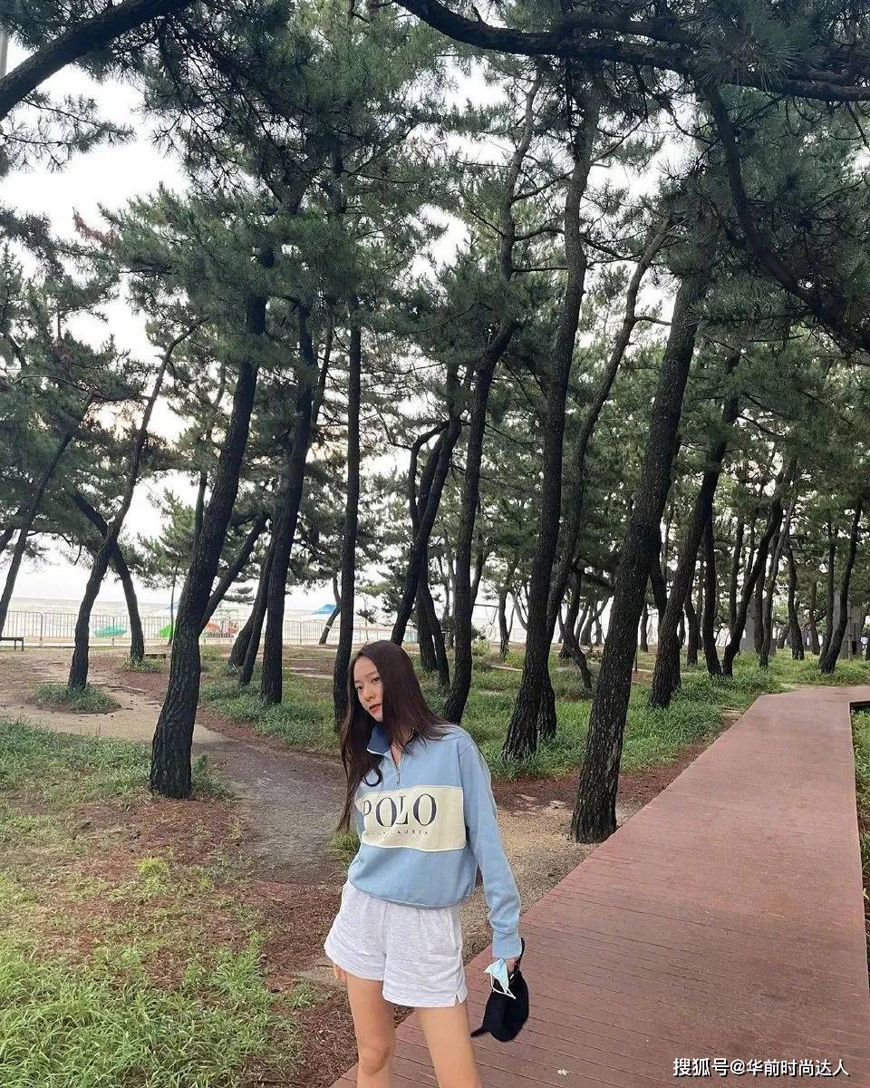 身材 卫衣配白色短裤减龄又洋气，郑秀晶真会穿，意外秀腿太美了