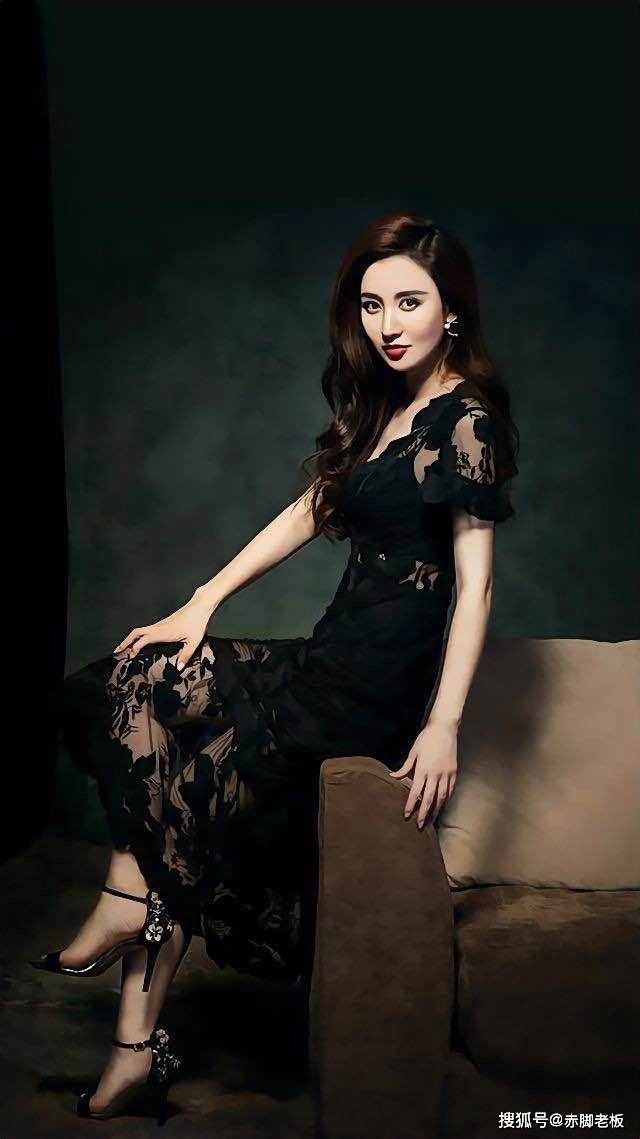 张萌 张萌气质太好了，显老的蕾丝裙，她穿着却像“少女”，很减龄！