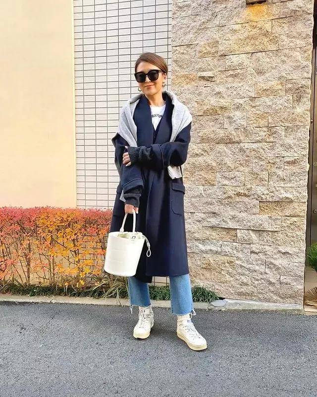 黑色 冬季针织衫怎么穿好看 这个博主的简约搭配法给你灵感