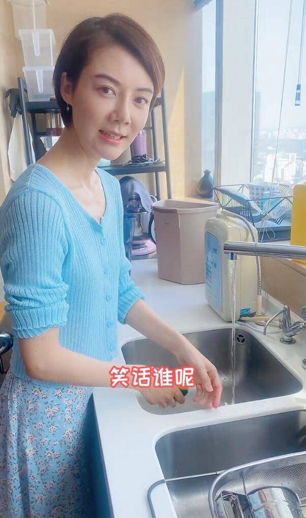 曲线美 车晓还是增点肥吧，穿针织衫身材仍平坦，虽时尚但瘦得少了女人味