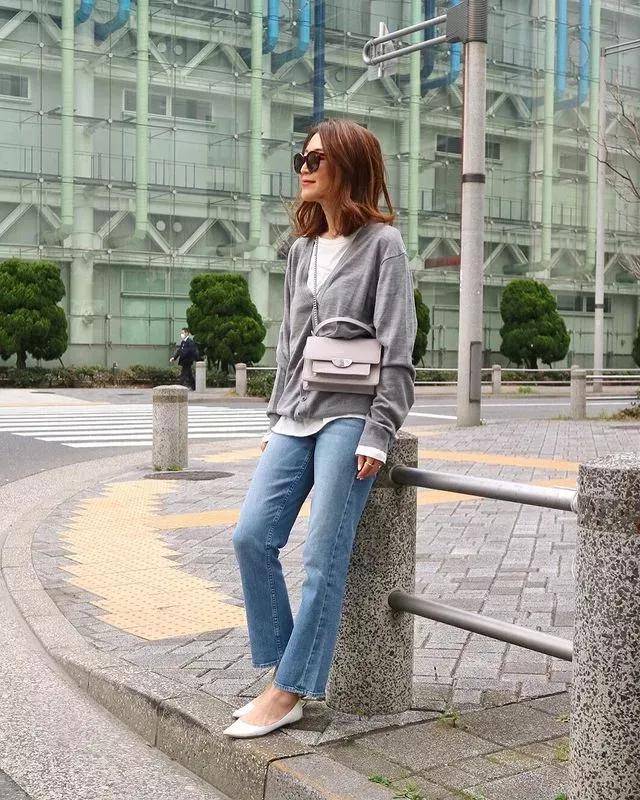 黑色 冬季针织衫怎么穿好看 这个博主的简约搭配法给你灵感