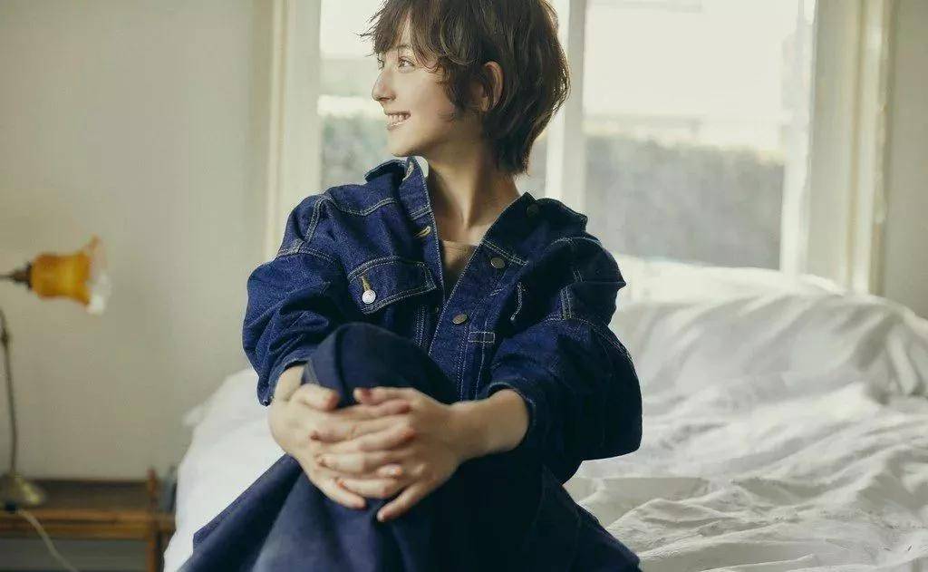 卷发爱美的女生短发该怎么剪才会更有气质、更有型?大有讲究!