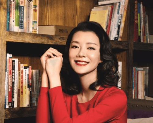车啸车晓穿豹纹大衣现身，身材消瘦但气场超强，不受前夫被缉拿影响