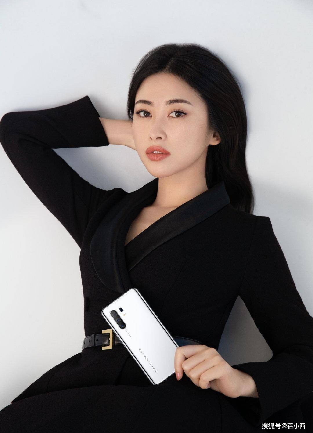 面孔 朱珠不愧是“全球最美面孔”，穿香槟色亮片裙拍大片，气质太惊艳