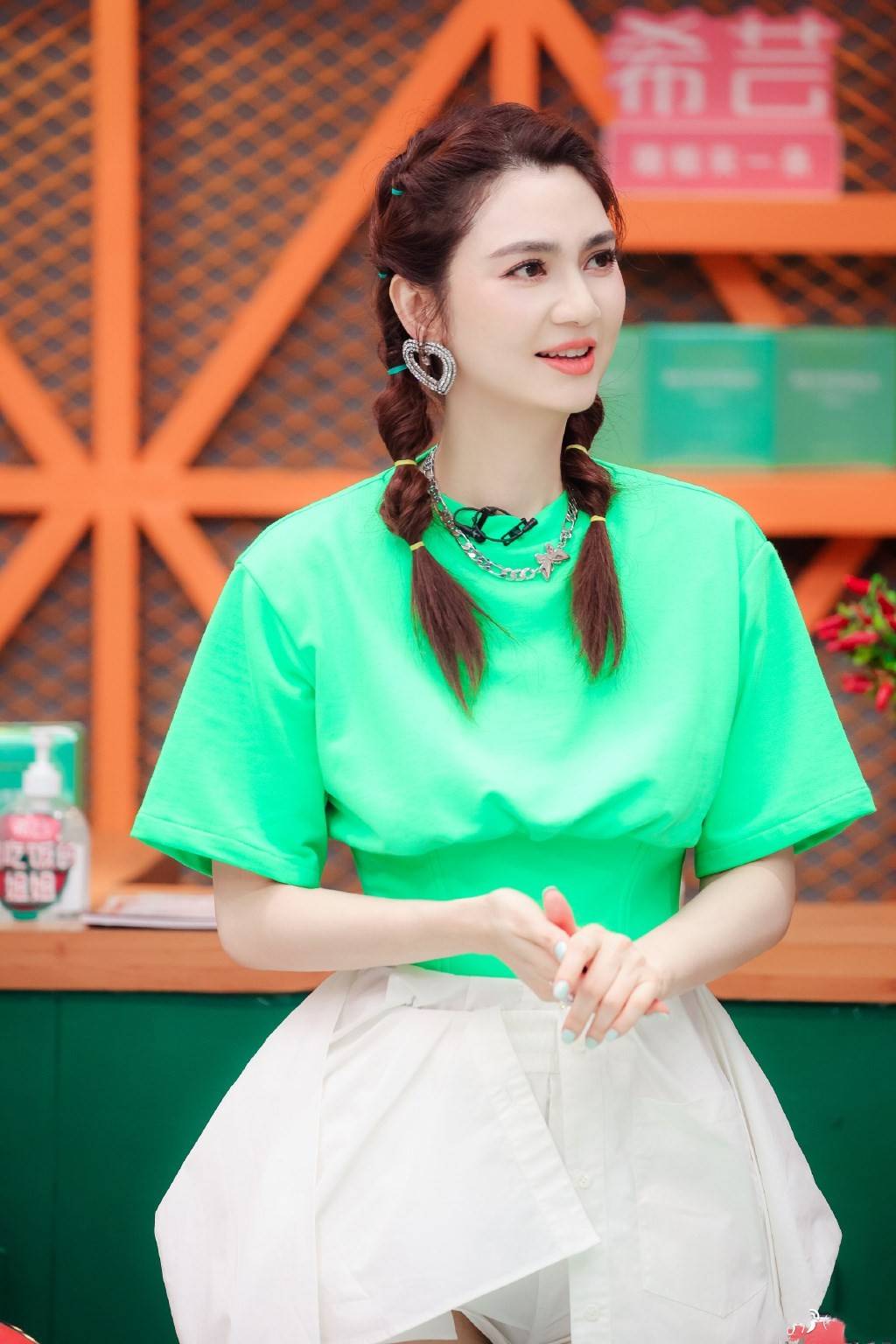 原创50岁洪欣仍不肯优雅变老,现身综艺大胆穿泡泡袖,甜而不腻好养眼