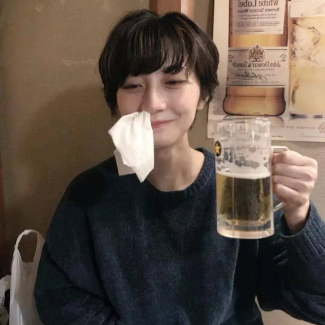 卷发爱美的女生短发该怎么剪才会更有气质、更有型?大有讲究!