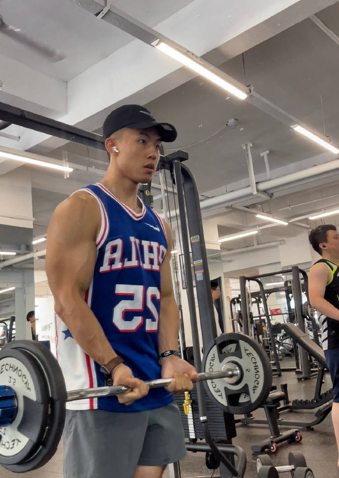 沈阳师范大学体育老师,是游泳健将也是健身达人,撸铁打造一身腱子肉!