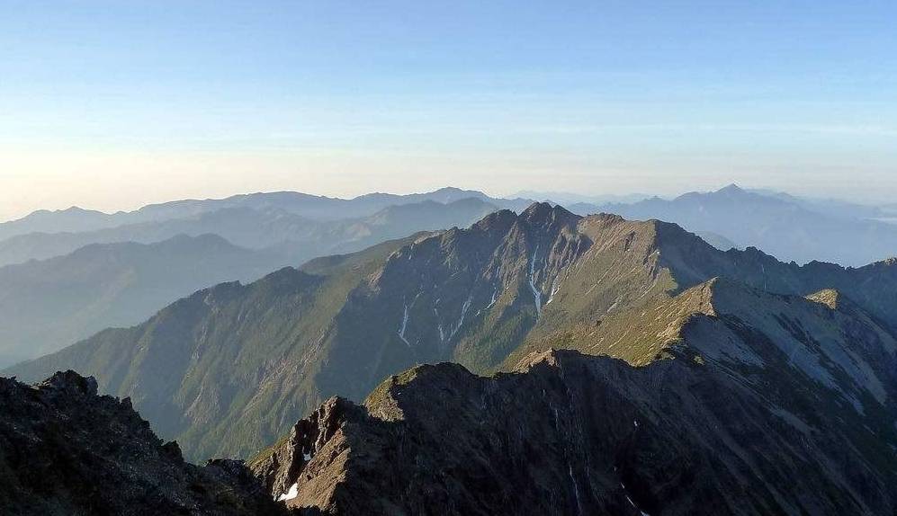 我国东部地区的最高山峰 是哪一座山脉的主峰 台湾