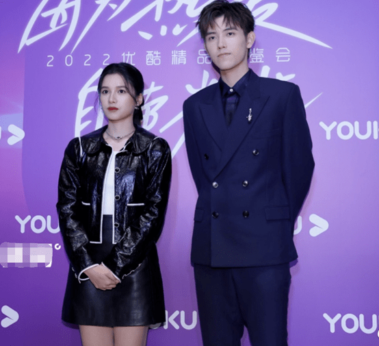 西装女星生图较量：杨紫黑长直显浮肿，热巴红色蕾丝裙，热依扎白西装