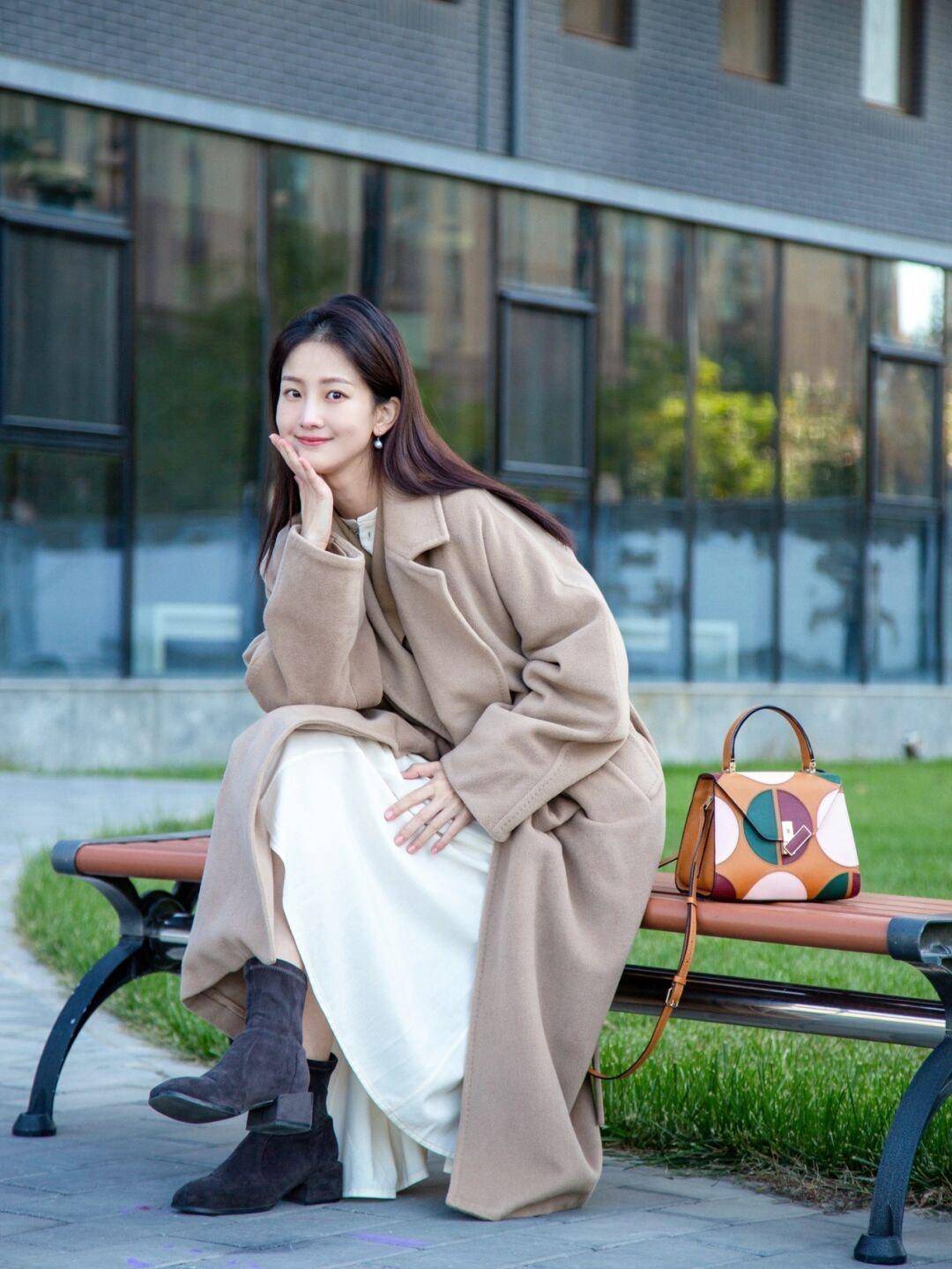 季节 秋冬季节不知道穿什么？一件毛呢大衣全搞定，让你美出新高度