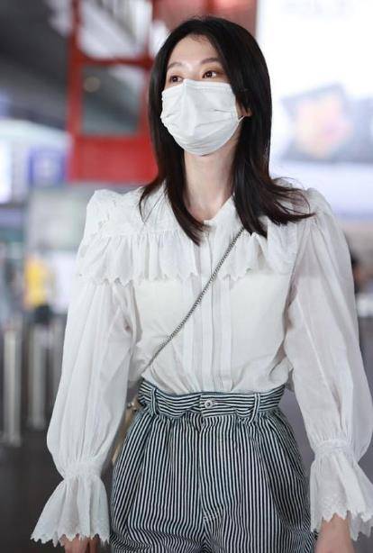 感觉 乔欣穿搭低调现身机场，穿短裤配衬衫好朴素，但A4纸腰太吸睛了