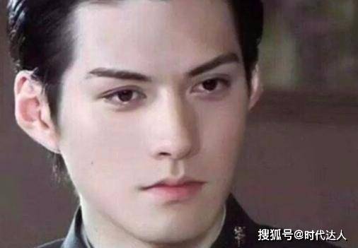 剑眉鞠婧祎终于“换妆”了，但网友却直言：像女装大佬