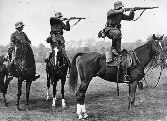 二战德军作战指挥骑兵运动和作战的特点