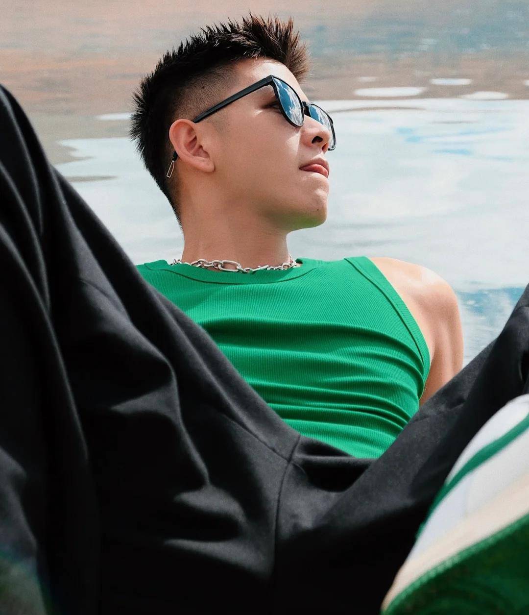 寸发 寸发阳光气质男生,绿色背心显酷更显肌肤白净,俊秀五官更加迷人