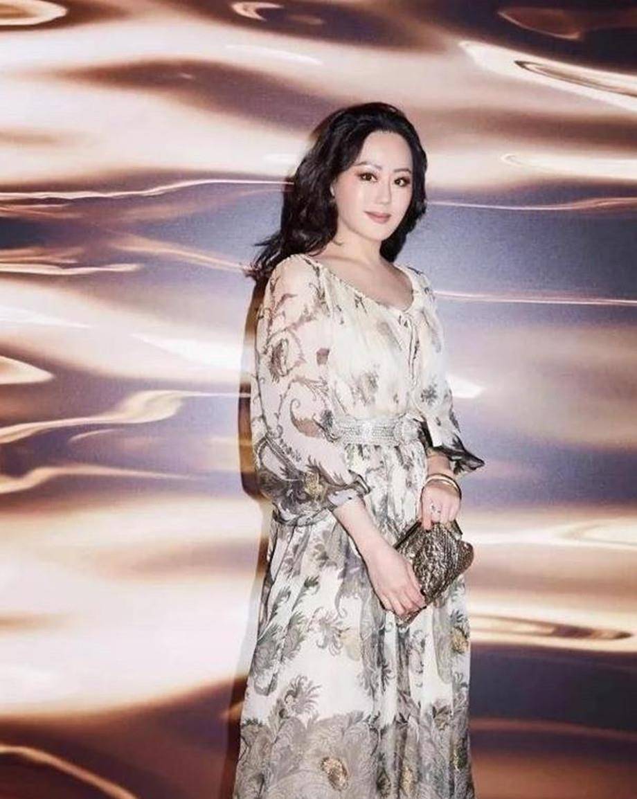 章小蕙 58岁的章小蕙身穿高定裙，一眼就看出淑女风范贵妇级人物