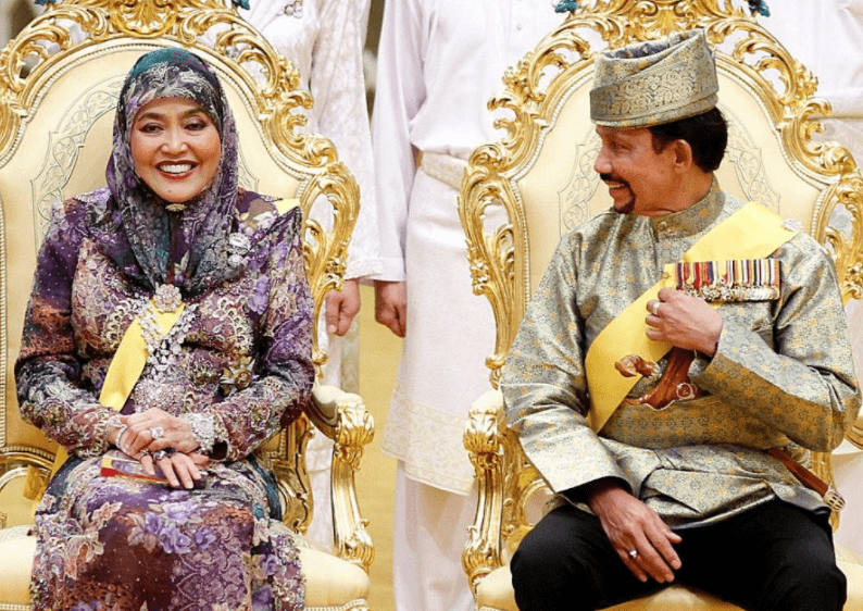 泰国国王王后 6dc672a79384481cbd9a0f6c9cbfc8f5.png