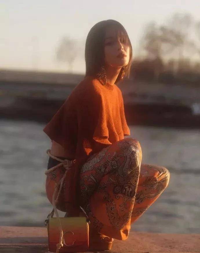 卷发爱美的女生短发该怎么剪才会更有气质、更有型?大有讲究!