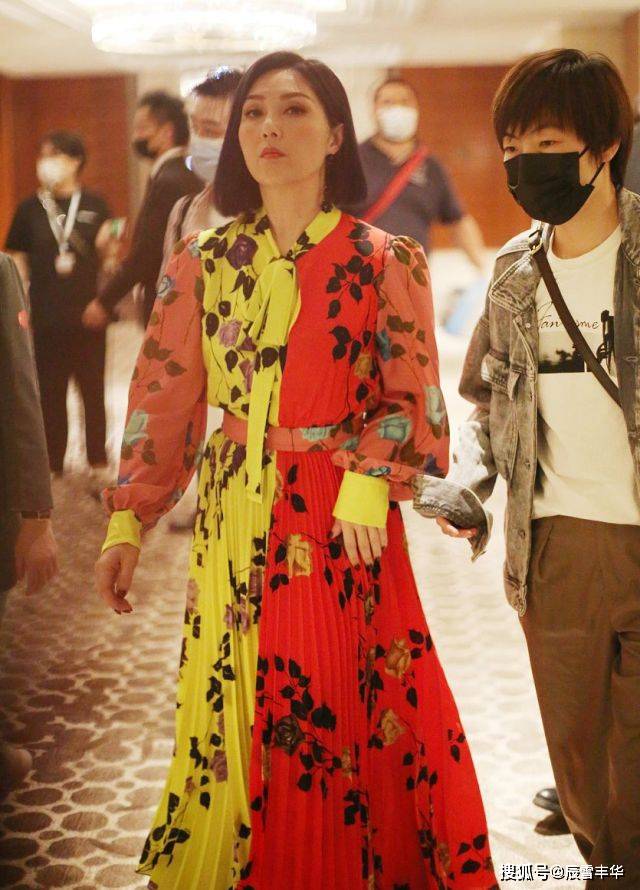 设计 杨千嬅穿衣越来越独特，一身“红黄”撞色印花裙，别说还挺耀眼