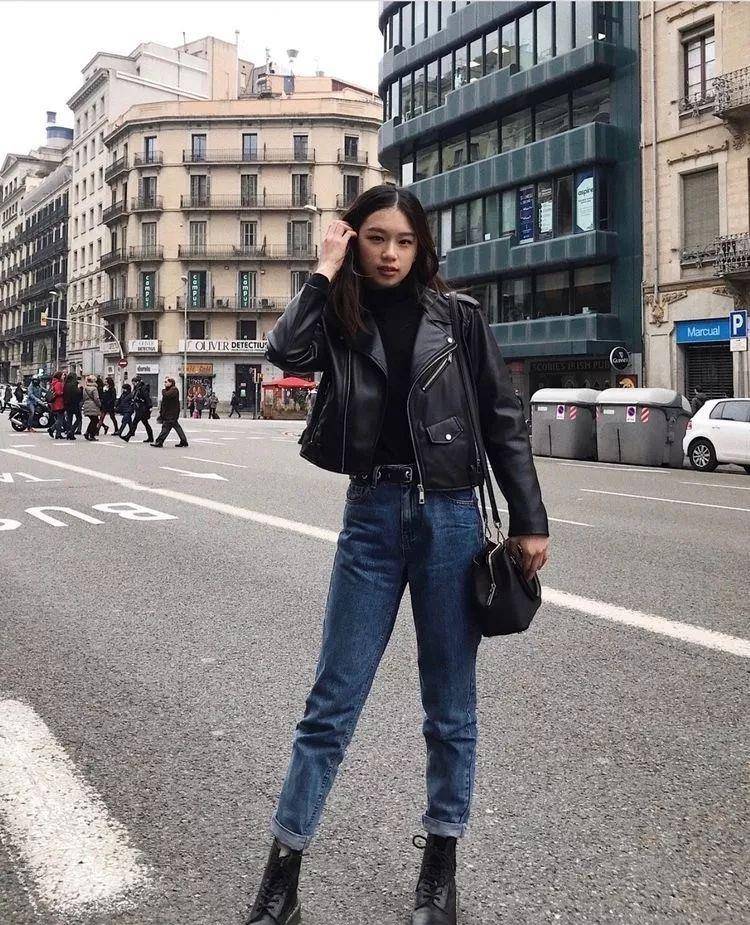 脚踝 40岁女人，高跟鞋先放一放吧，秋冬流行马丁靴，不露脚踝照样美