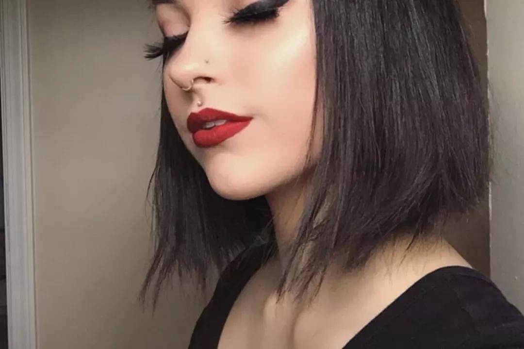 卷发爱美的女生短发该怎么剪才会更有气质、更有型?大有讲究!