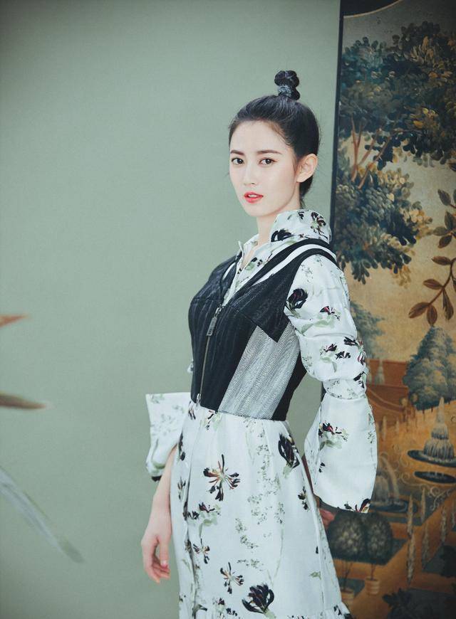 陈玉 陈钰琪身材绝了！漆皮连体裤穿出九头身比例，高级感令人惊艳