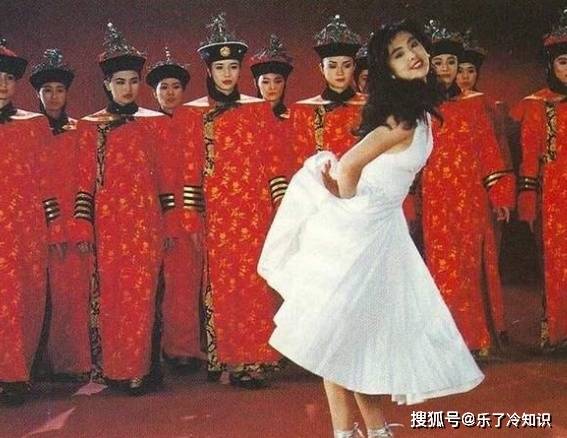 31年前王祖贤的故宫旧照，自己早已退圈，而背景模特却成当红明星