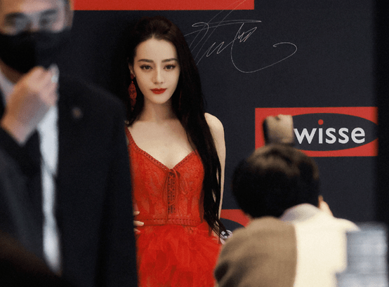 西装女星生图较量：杨紫黑长直显浮肿，热巴红色蕾丝裙，热依扎白西装