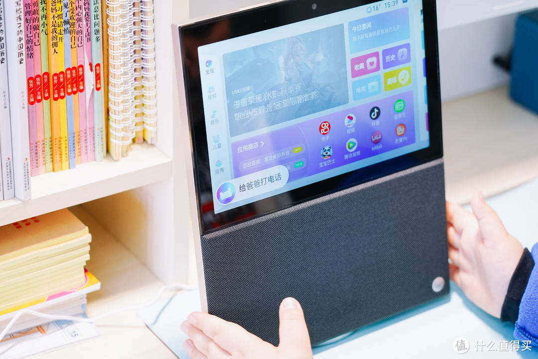 能帮你陪伴孩子的温情智慧屏天猫精灵v10上手体验