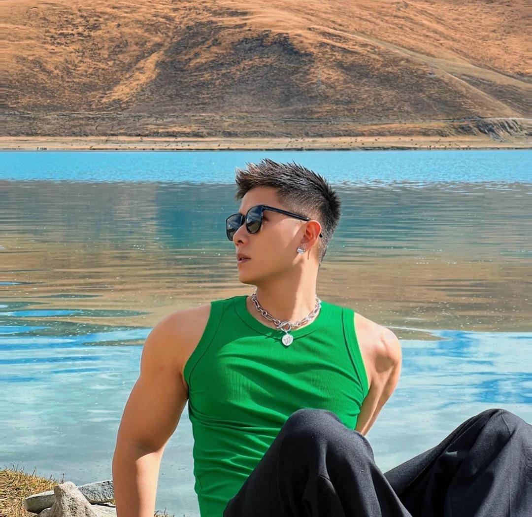 寸发 寸发阳光气质男生,绿色背心显酷更显肌肤白净,俊秀五官更加迷人