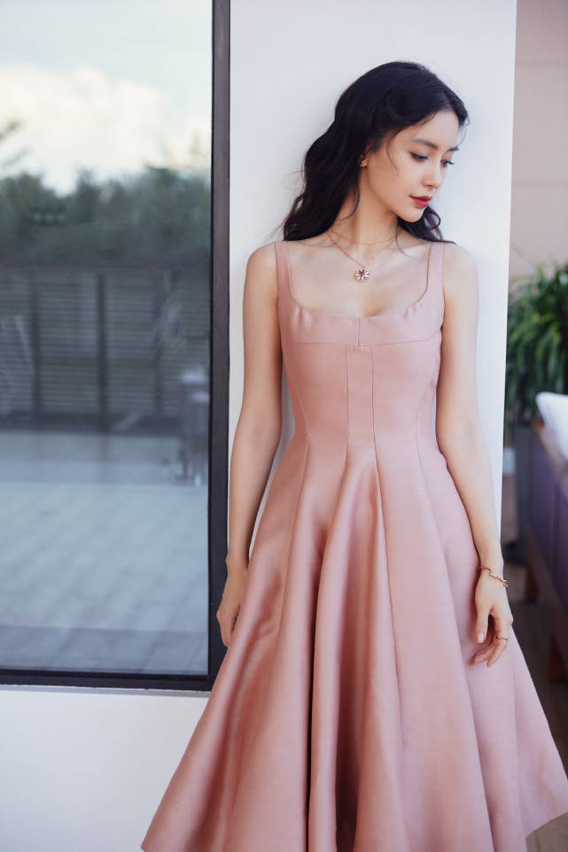 吊带 江苏五龙——看王子文、杨颖Angelababy、热依扎对同款吊带连衣裙的不同演绎！