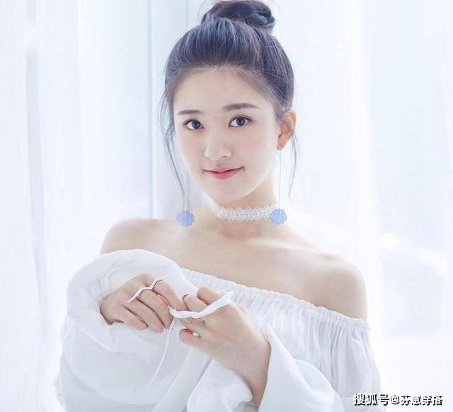 季节 赵露思太拼了，大夏天走机场还穿“皮靴”，网友：不嫌热吗？